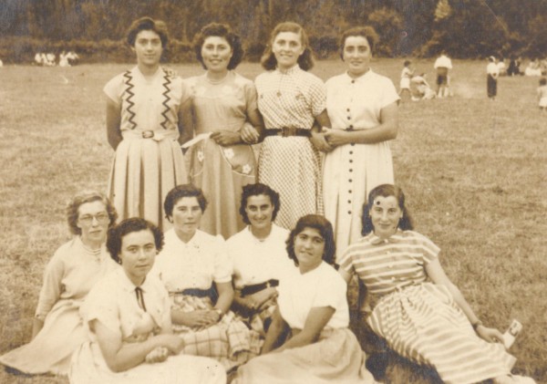 BE 60 Mozas de Vilaframil e da Devesa na festa da Madanela. 1952
