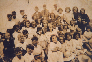 Be 61   Aumnas e alumnos da escola de Vilaframil 1945