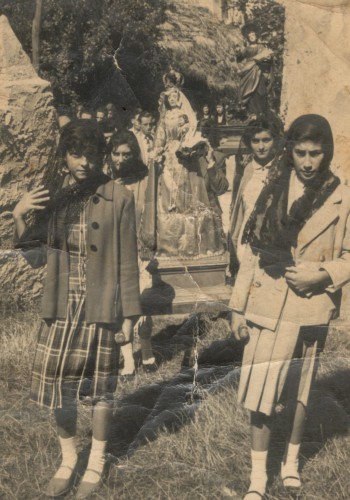 BE671 Leonor do Lancho, Maruja de Gavina, Luísa de Claudina e Pepita coa virxe do Rosario. 1956