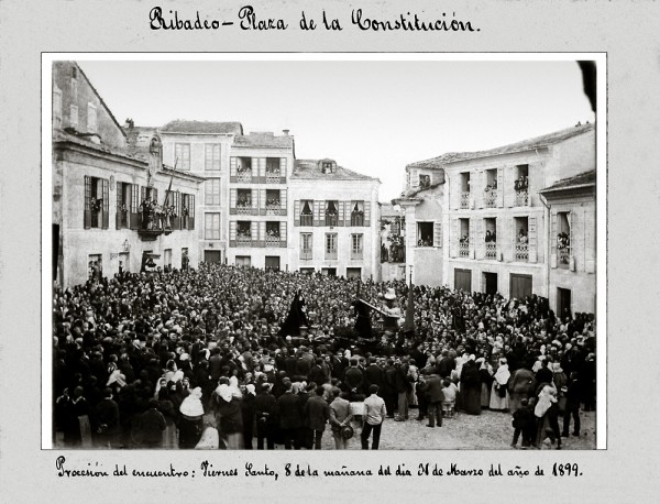 BE 72 A praza de Abaixo na procesión do Encontro en 1899.
