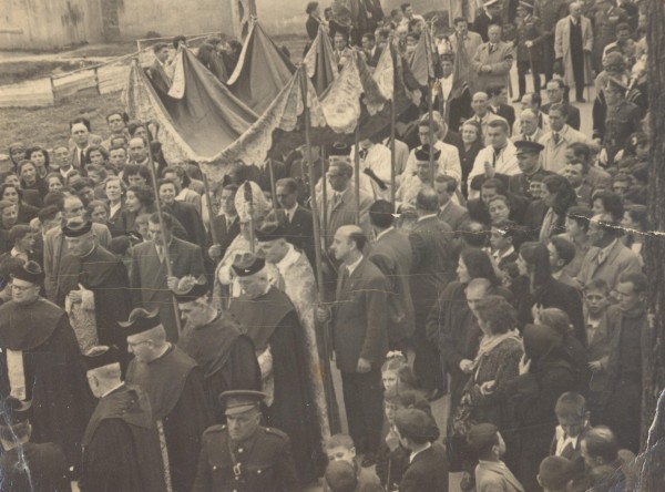 MO111 Procesión das Misións, con presenza do bispo. San Vicente de Covelas. Abril 1951.