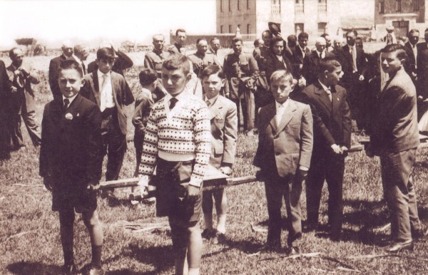 NE132 Nenos levando as andas do santo na festa. Hipólito Fernández en segundo termo, á dereita. Ca. 1947