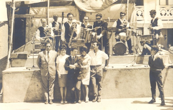NE147 Orquestra Los Dukes e diante a comisión de festas: Ubaldo, Mari Fran, Toñito, Mari de Blas e Suso.Foto Sáez.