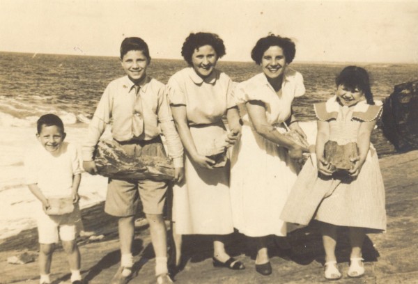 PR 6 Primi e uns amigos na cetaria de Rinlo. 1953