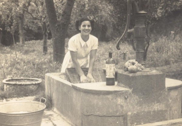 PR 7 Primi Nécega lavando na casa de Celia de Plácido. 1953